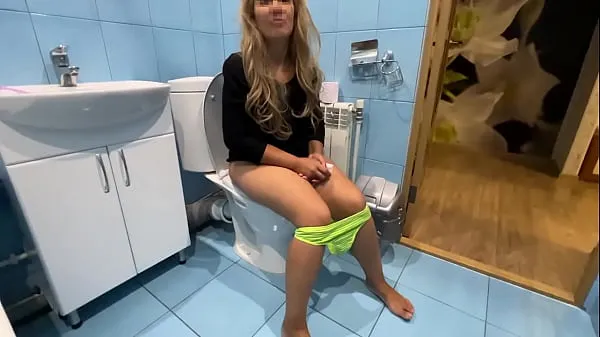 Titta på The stepmom did not wear panties so that it would be more convenient for the stepson to fuck her in the ass varma videor