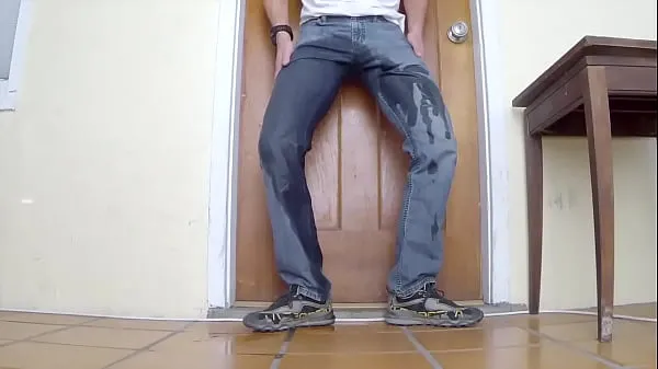 Nézze meg Desperate jeans wetting on my porch meleg videókat