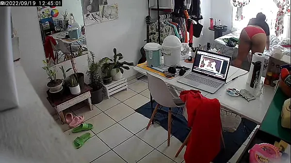 Mira Camara de seguridad escondida. Mi hijastra aún no se da cuenta que la espio cálidos videos