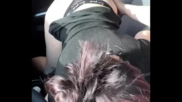 Bekijk Thick white girl with an amazing ass sucks dick while her man is driving and then she takes a load of cum on her big booty after he fucks her on the side of the street warme video's