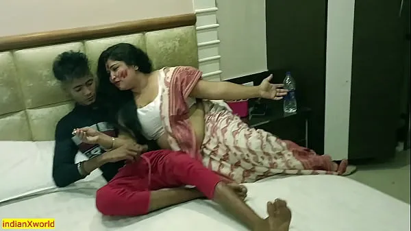 观看Desi 美丽的继母与 18 岁的年轻继子第一次做爱！ 清晰的音频温馨视频