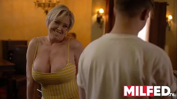 Oglejte si Mother-in-law Seduces him with her HUGE Tits (Dee Williams) — MILFED toplih videoposnetkov