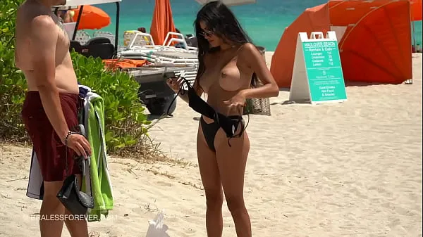 Oglejte si Huge boob hotwife at the beach toplih videoposnetkov