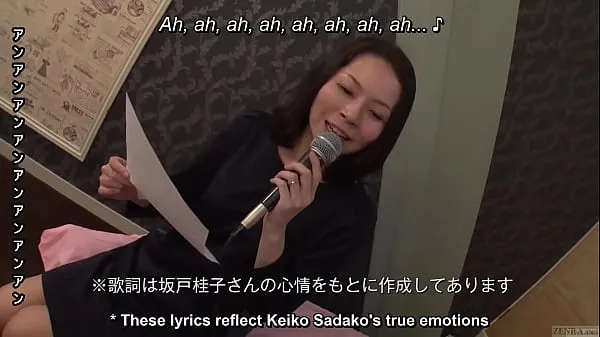 Mira Esposa japonesa madura canta karaoke travieso y tiene sexo cálidos videos