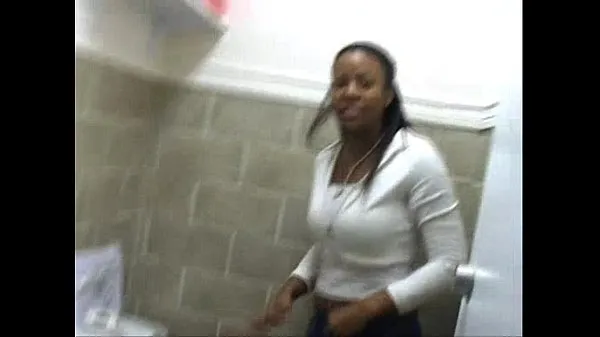 Regardez Quelques filles noires de ghetto pissant sur la toilette vidéos chaleureuses