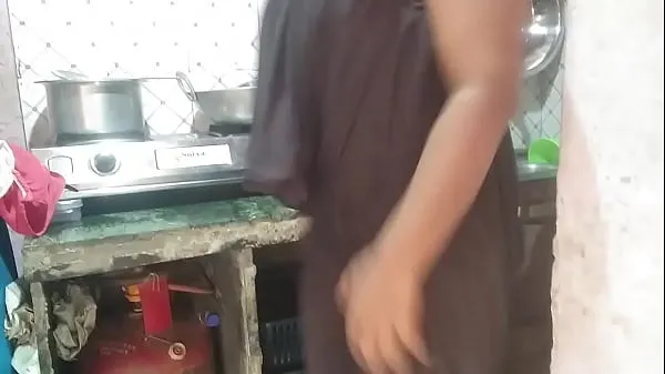Tonton Desi Indian fucks step mom while cooking in the kitchen Video hangat