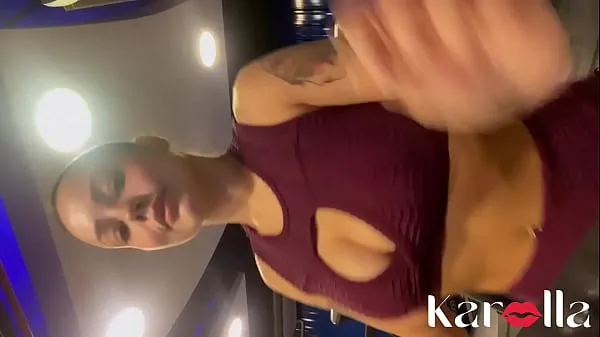 观看Latina 训练有素，并通过将屁股交给纹身的 pauzudo 来打折扣温馨视频