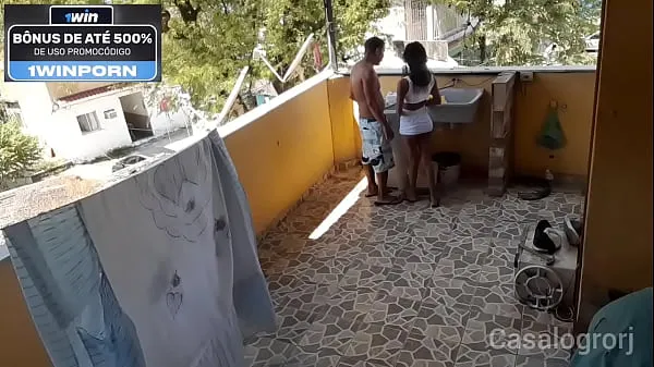 Mira Hijastra que estaba lavando la ropa fue sorprendida por padrastro pervertido que la puso a patear su puto pene a cuatro patas cálidos videos