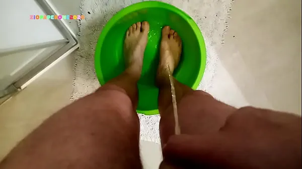 Přehrát Ziopaperone2020 - I pee on my feet zajímavá videa