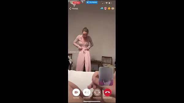 观看当我们通过视频通话与她交谈时，我丈夫在我妈妈面前抽搐和射精温馨视频