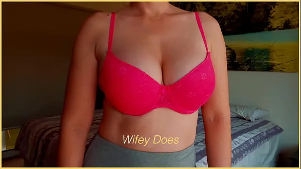 Sehen Sie sich Heiße MILF-Dessous. Große Titten in rosa Spitzen-BHwarme Videos an