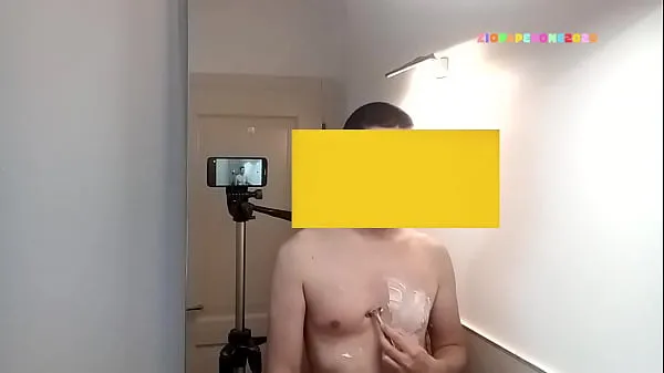 Tonton Ziopaperone2020 - I shave my chest, first with an electric razor and then with a razor blade Video hangat