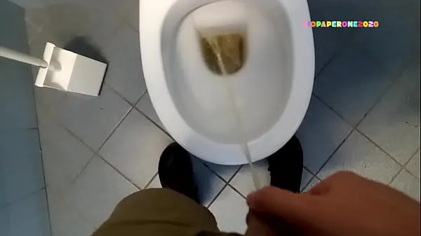 Regardez Pisser dans les bains publics vidéos chaleureuses