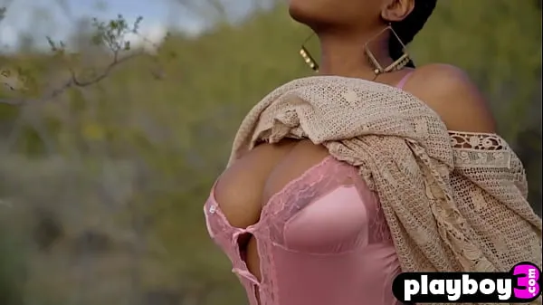 Titta på Big tits ebony teen model Nyla posing outdoor and babe exposed her stunning body varma videor