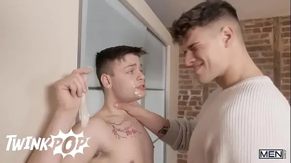 Guarda Il bellissimo Malik Delgaty si diverte gay con Ryan Bailey finché la sua ragazza non li sorprende - TWINKPOP video caldi