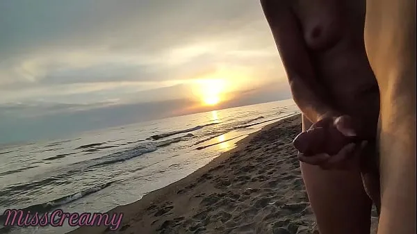 Sehen Sie sich Französische MILF bläst Amateur am FKK-Strand öffentlich für Fremde mit Cumshot 02 - MissCreamywarme Videos an