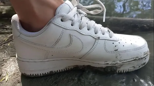 观看这个小伙子用他的白色运动鞋 Nike Air Force One AF1 不穿袜子践踏泥土 这段同性恋色情视频是关于男孩在大自然中的恋足癖。 乔恩·阿尔廷 (Jon Arteen) 是一位炙手可热的亚洲双胞胎模特。 这位性感小伙穿着白色运动鞋，Nike Air Force One AF1，没有穿袜子。 没穿袜子的小伙子在脏兮兮的泥巴里玩耍，用脚践踏、跺脚、碾压、发出声音温馨视频