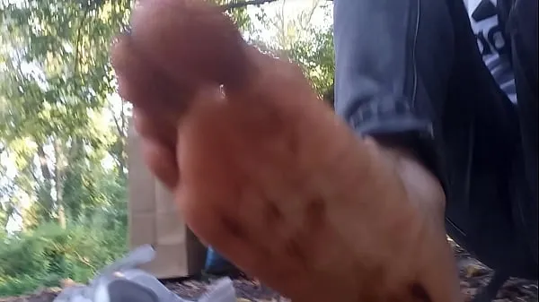 观看在这个男孩恋足癖同性恋色情视频中，由于巧克力和番茄酱，鞋底很脏 这段同性恋色情视频是关于男孩在大自然中的恋足癖。 乔恩·阿尔廷 (Jon Arteen) 是一位炙手可热的亚洲双胞胎模特。 这位性感小伙穿着白色运动鞋，Nike Air Force One AF1，没有穿袜子。 没穿袜子的小伙子在每只鞋里放了巧克力和番茄酱，然后他在公园和街道上散步温馨视频