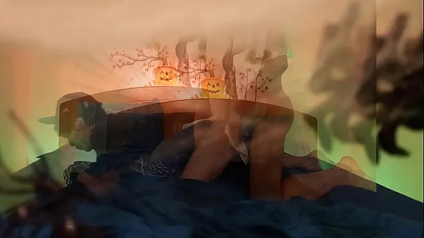 观看Halloween 万圣节鬼操一个可爱的情绪化女男，呻吟着，精液深深地射进他紧致的屁眼里 在这段为万圣节制作的同性恋色情视频中，模特乔恩·阿尔廷 (Jon Arteen) 扮演幽灵和情绪化的女同性恋者。 通过电脑上的视频蒙太奇，您可以看到两个透明角色在床上进行同性性行为。 有无套性交、口交、自慰……卧室布置成万圣节主题：白网、黑蜘蛛、杰克南瓜头、绿灯、红灯……还有诡异的配乐温馨视频