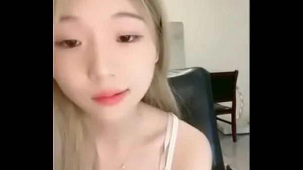 Bekijk 白嫩嫩清純美女小可愛，露臉大秀直播，你想要的都給你看，全程露臉互動狼友撩騷不斷，揉奶玩逼道具抽插誘惑 国产网约高端外围 warme video's