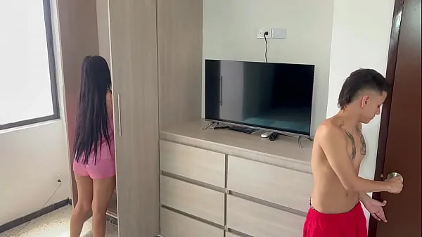 Tonton My beautiful stepsister looks for clothes in the closet and I take the opportunity to eat that delicious ass Video hangat