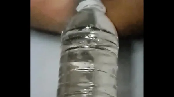 Mira Inserción de botella de agua de twink asiático (zoom cálidos videos