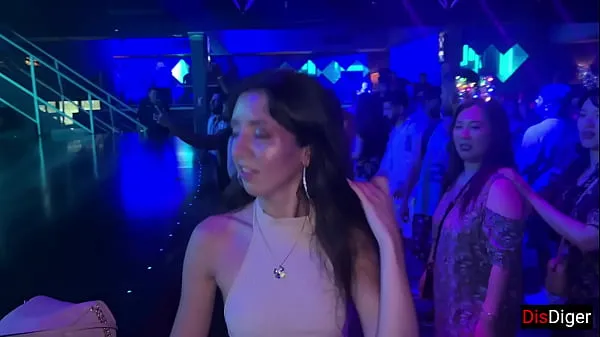 ดู Horny girl agreed to sex in a nightclub in the toilet วิดีโอที่อบอุ่น