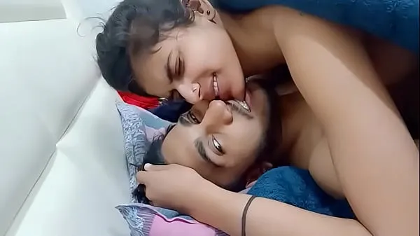 Katso Desi Indian cute girl sex and kissing in morning when alone at home lämmintä videota