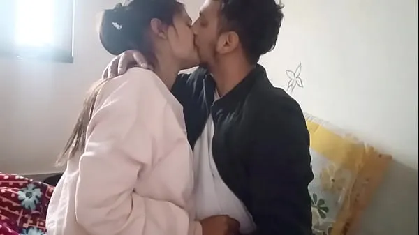 شاهد مقاطع فيديو دافئة Desi couple hot kissing and pregnancy fuck