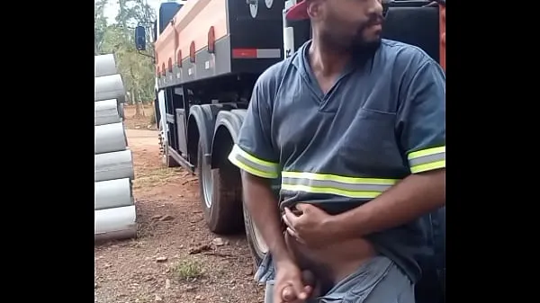 Assista Worker Masturbating on Construction Site Hidden Behind the Company Truck vídeos quentes