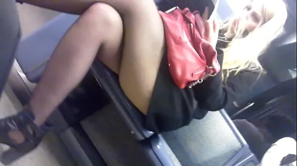 Regardez Pas de jupe blonde et manteau court dans le métro vidéos chaleureuses