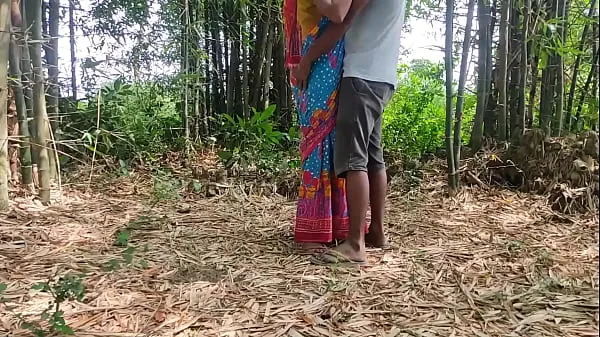 Tonton My friend's son fucked my pussy in the forest Video hangat