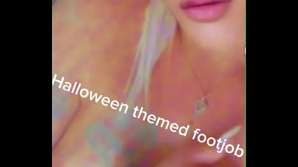 Regardez Betrügende Stiefmutter wird dabei erwischt, wie sie ihrem Stiefsohn einen Footjob/Handjob im Halloween-Stil gibt vidéos chaleureuses