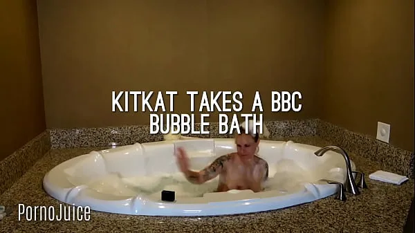 Assista petite blonde plays with huge bbc toy in the bath vídeos quentes