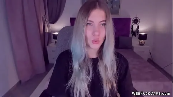 Pozrite si Long haired blonde amateur Ukrainain teen SimaDark in black tshirt sitting in chair in front of her webcam and posing and chatting with fans zaujímavé videá