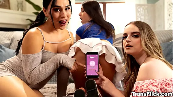 The app that takes sex to a new level! You can control a vibrating buttplug with it! I'm gonna download it right away, LOL! Tranny Chanel Camryn and her girlfriend Ember Fiera are having a 3some with Codi Vore温かいビデオをご覧ください