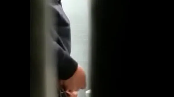 Titta på spying sexy in restroom varma videor