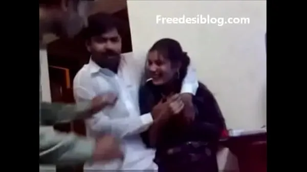 Bekijk Pakistani Desi girl and boy enjoy in hostel room warme video's